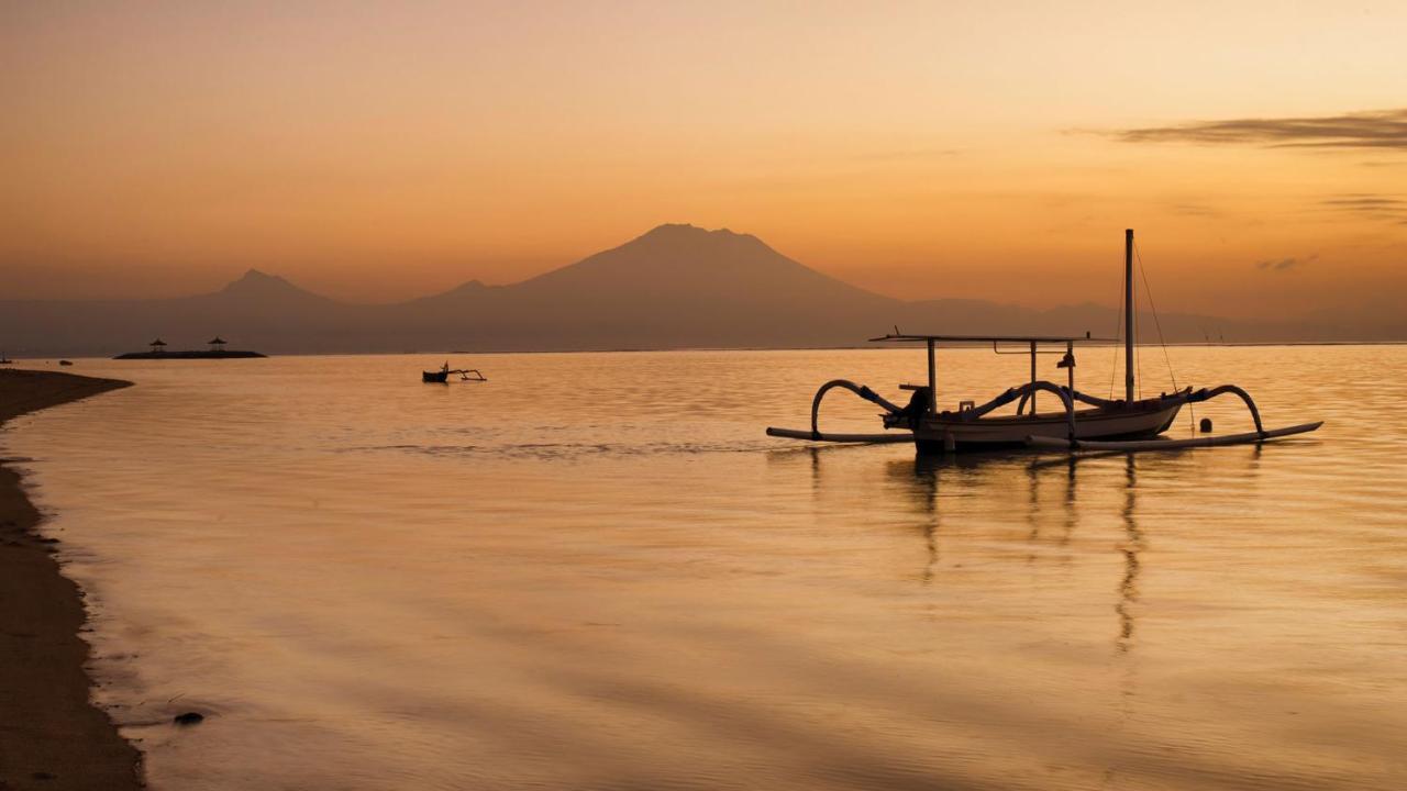 منتجع مايا سانور آند سبا المظهر الخارجي الصورة Sunset over Mount Agung