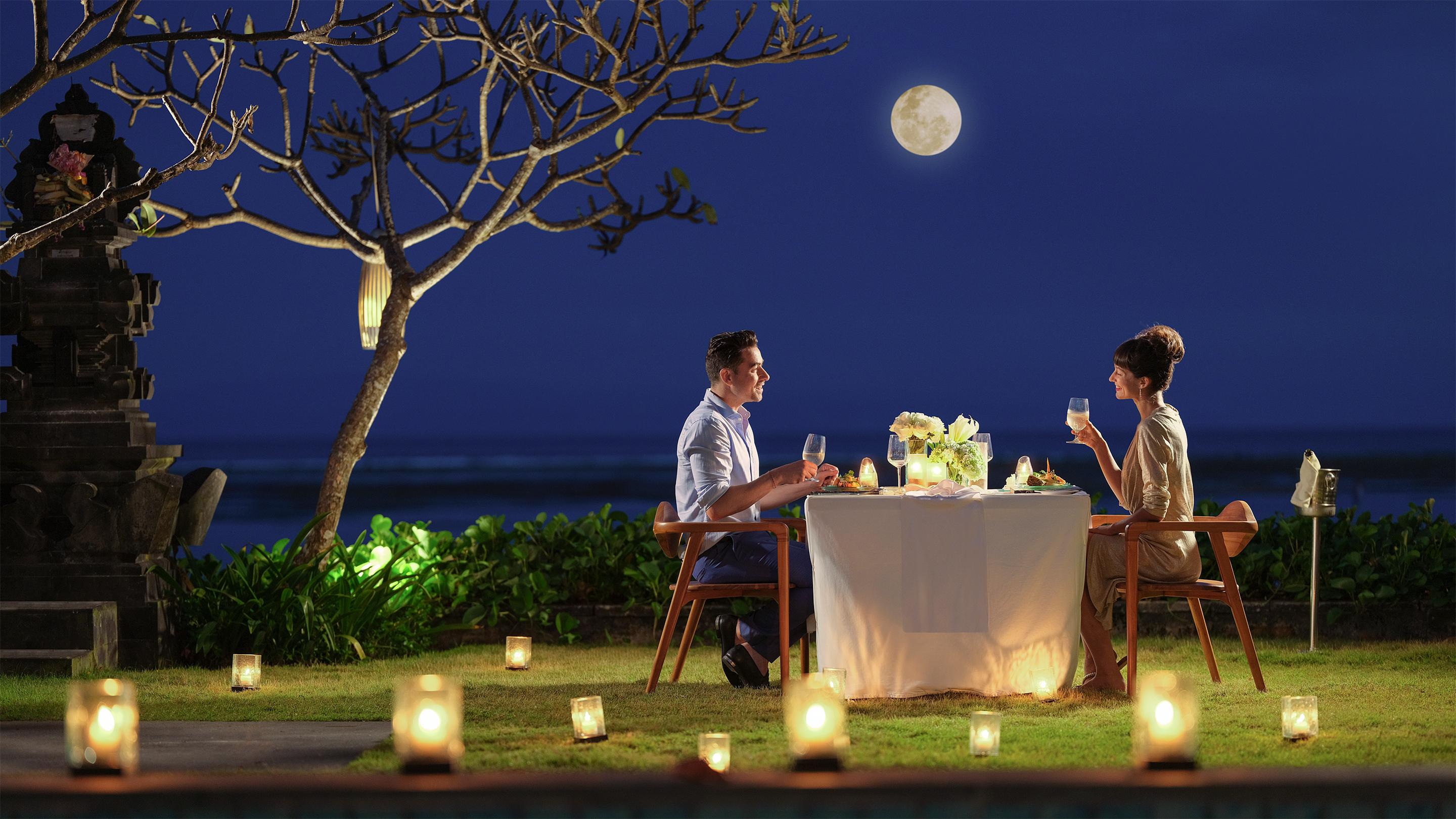 منتجع مايا سانور آند سبا المظهر الخارجي الصورة A couple dining at a resort